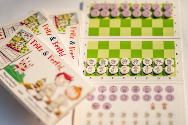 4270001708106: Fritz & Fertig 818 - Magnetisches Reise Schach-Set. Mini thumb